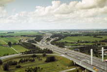 834767 Overzicht van de autosnelweg A12 te Utrecht, vanaf het Rijkskantorengebouw Westraven (Griffioenlaan 3), met op ...